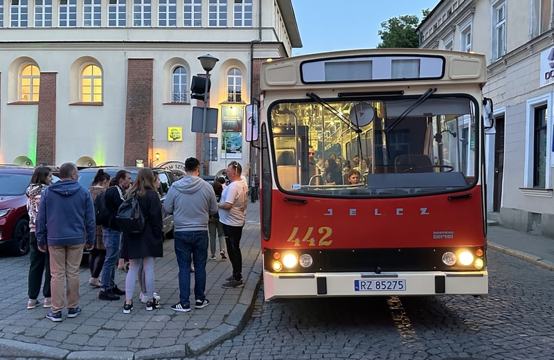 Wakacyjne przejażdżki starym Jelczem po Rzeszowie [Rozkład jazdy]