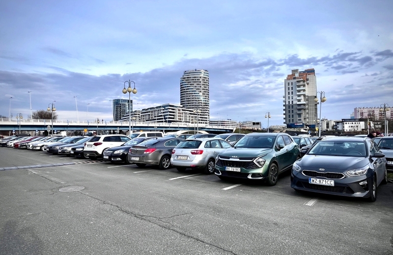 Utrudnienia na parkingu przy hali Podpromie w związku z meczem Resovii z Lechem Poznań