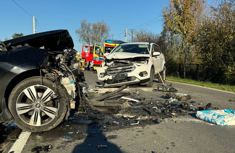 Czołowe zderzenie na DW982 w Sadkowej Górze. 4 osoby w szpitalu