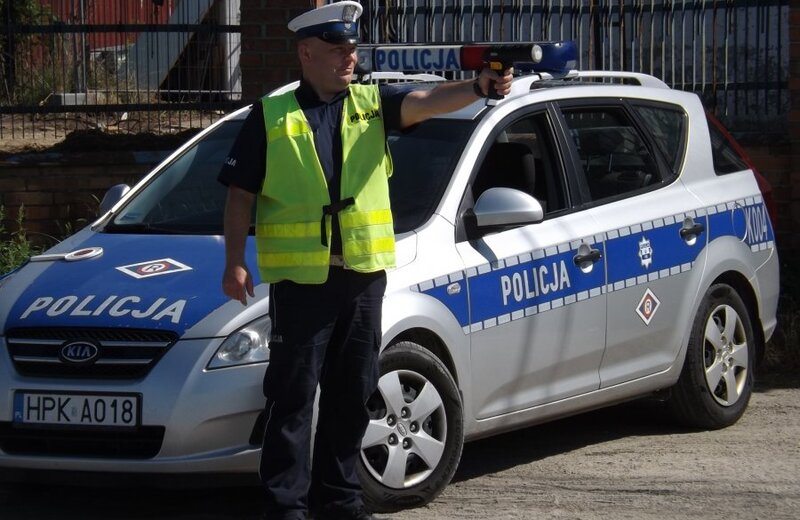 5 tys. zł mandatu i 15 punktów karnych – to konsekwencje brawurowej jazdy 38-latka