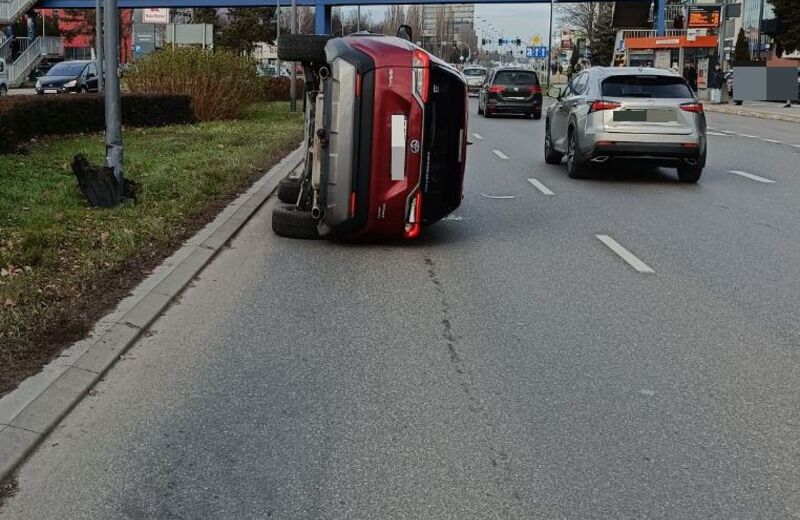 Kolizja na al. Rejtana. Toyota uderzyła w słup i przewróciła się na bok