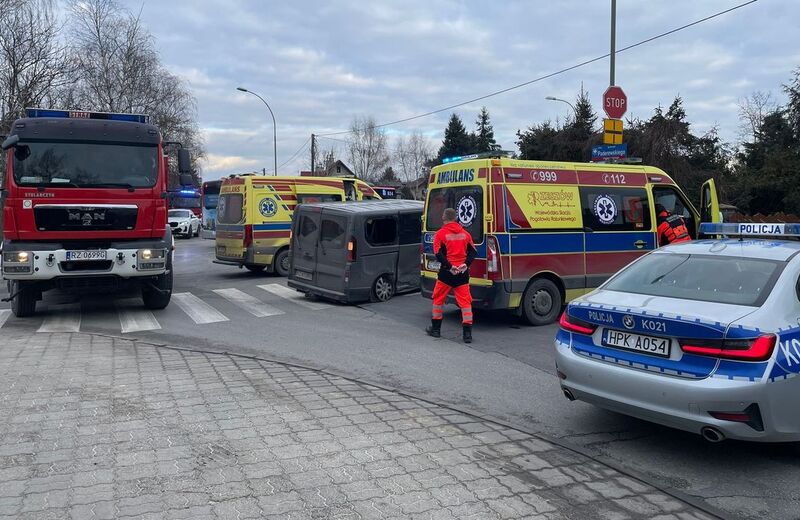 Zderzenie dwóch pojazdów na skrzyżowaniu ulic Krzyżanowskiego z Paderewskiego w Rzeszowie. 1 osoba ranna