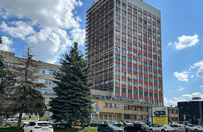 15-piętrowy biurowiec przy ul. Geodetów przechodzi metamorfozę [ZDJĘCIA]