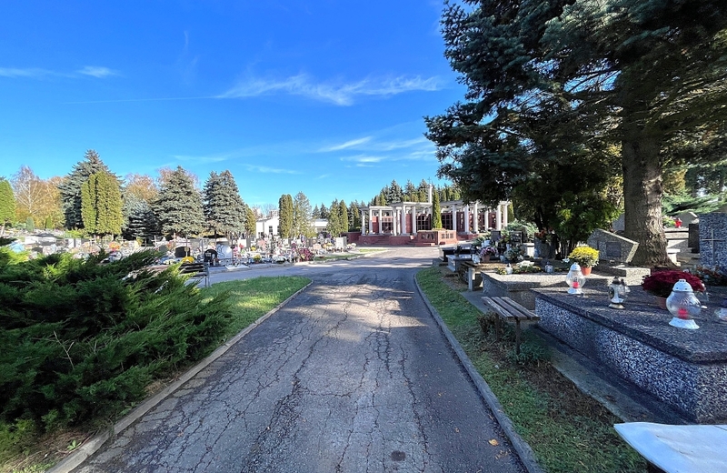 Meleksy podwiozą odwiedzających na groby bliskich na cmentarzu Wilkowyja