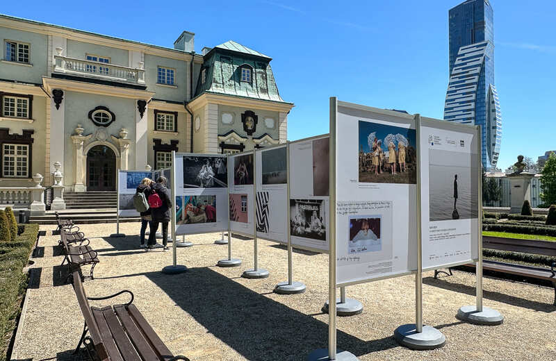 Plenerowa wystawa zdjęć polskich fotografek w ogrodzie Pałacu Lubomirskich [ZDJĘCIA]