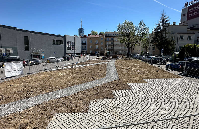 Zieleń zamiast betonu. W centrum Rzeszowa powstaje nowy ogród kieszonkowy [ZDJĘCIA]