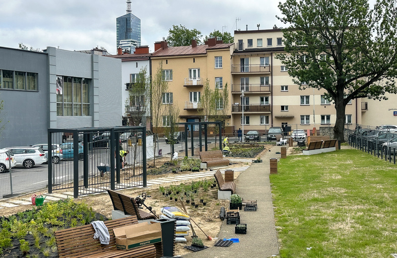 Zmienia się otoczenie Estrady Rzeszowskiej. Powstaje ogród kieszonkowy  [ZDJĘCIA]