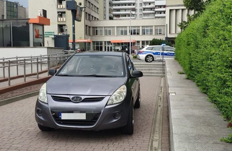 Wjechał schodami na zamknięty parking Podkarpackiego Urzędu Wojewódzkiego 
