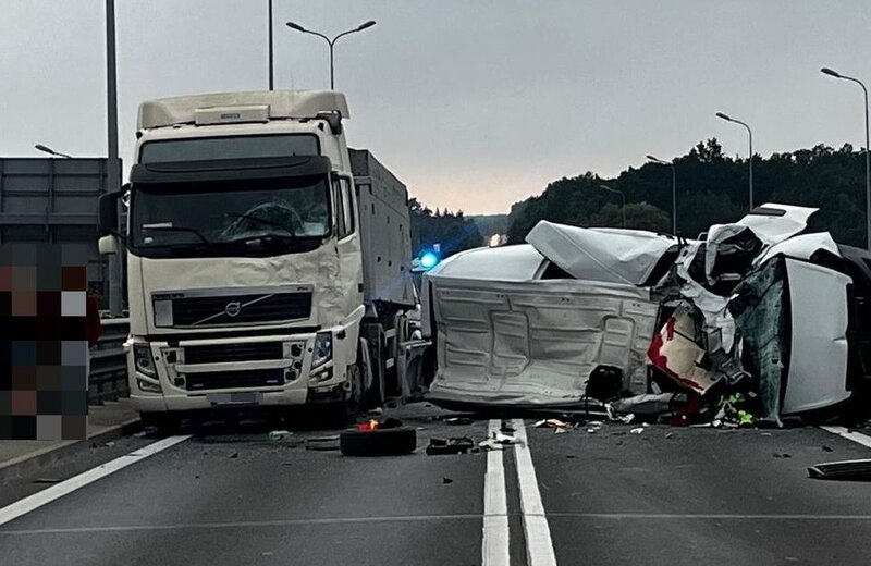 Wypadek w Głogowie Małopolskim. Zderzyły się 4 pojazdy, 3 osoby w szpitalu [ZDJĘCIA]