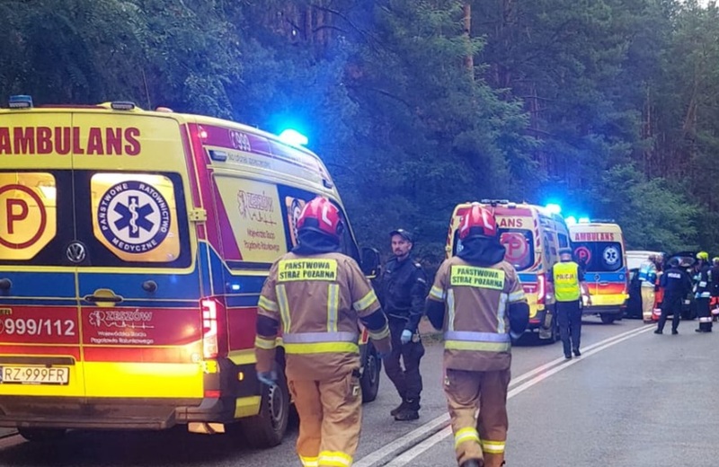 Zderzenie osobówki z busem. Jedna osoba nie żyje