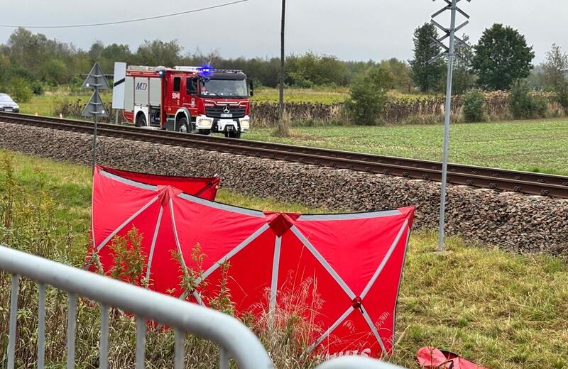 Tragiczny wypadek na przejściu kolejowym w Chorzelowie. 85-latek i jego wnuczka zginęli na miejscu