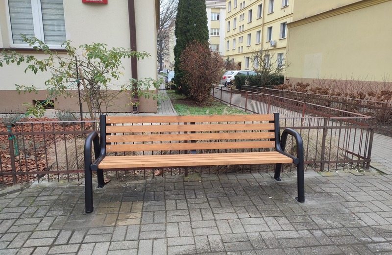 W centrum Rzeszowa montują dodatkowe ławki