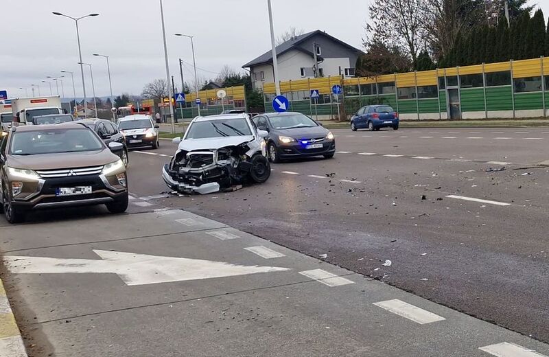 Zderzenie dwóch aut na ul. Podkarpackiej. Dwie osoby ranne
