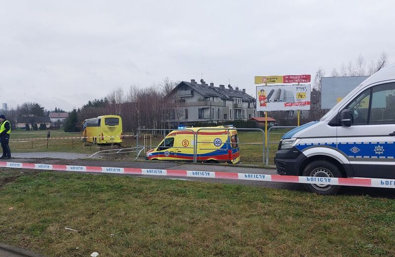 Autokar z kilkudziesięcioma pasażerami wypadł z ronda. 14 osób trafiło do szpitala