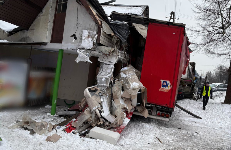Wypadek na DK73. Ciężarówka wbiła się w budynek, są ranni