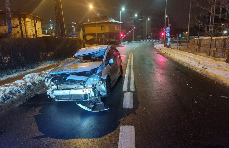 Przejechał przez opadające rogatki, uderzył w budynek i uciekł. Był pijany