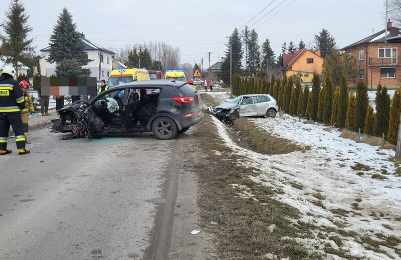 Czołowe zderzenie w Nowym Borku. 3 osoby w szpitalu, lądował śmigłowiec LPR