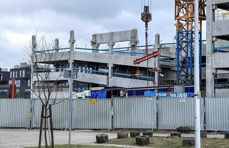 Postęp prac na budowie parkingu piętrowego z lądowiskiem przy szpitalu „na górce” [ZDJĘCIA]