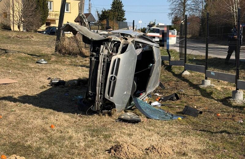 Stracił panowanie nad oplem, uderzył w słup i staranował ogrodzenie. 47-latek miał blisko 1,4 promila