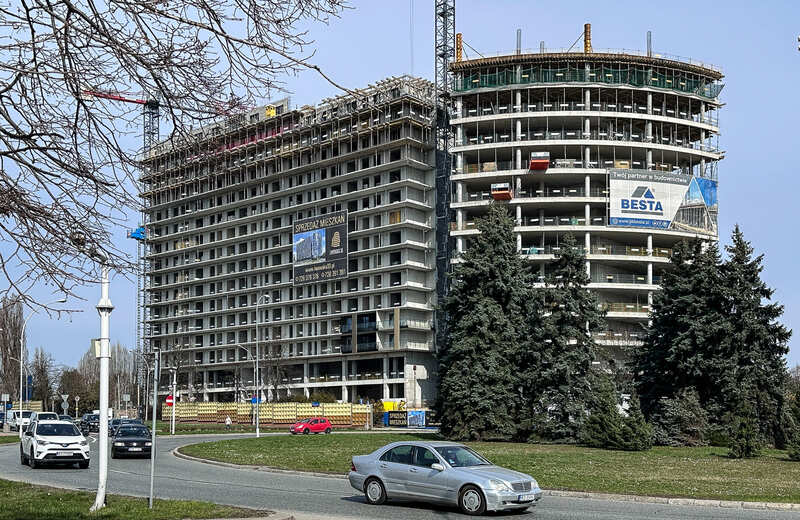 Rośnie gigant mieszkaniowo-usługowy przy rondzie Pobitno [ZDJĘCIA]