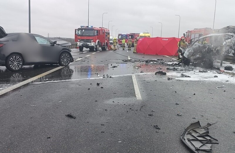 Tragiczny wypadek na S19 w Trzebownisku. Auto stanęło w ogniu, jedna osoba nie żyje