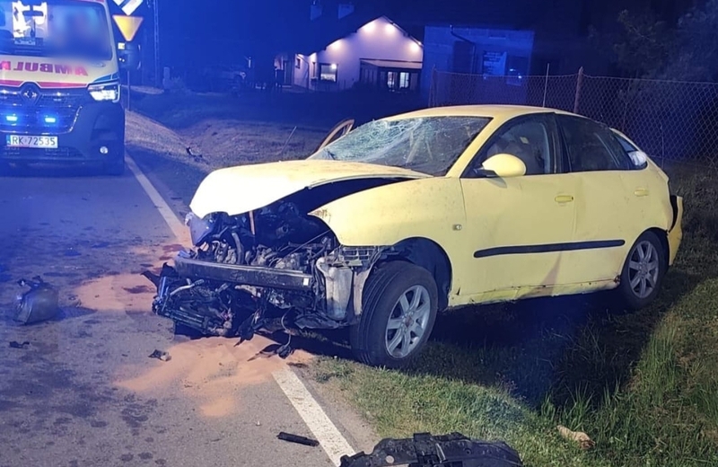 Wypadek w Bliznem. 17-latek bez prawa jazdy dachował, 2 osoby ranne