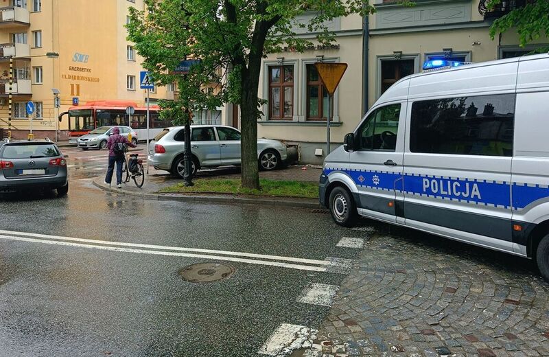 Uderzył Porsche w ścianę budynku przy ul. Dąbrowskiego. Miał ponad 3 promile i zakaz prowadzenia