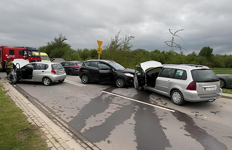 Poranne wypadki na ulicach Rzeszowa. Rozbite samochody i ranni 
