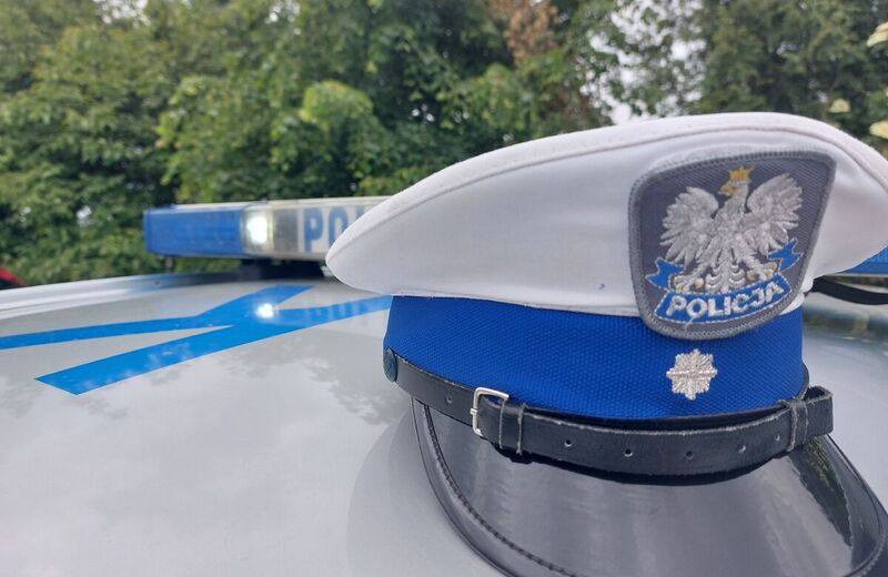 Kolizja na ul. Krakowskiej. Pijana kobieta uderzyła audi w znak drogowy
