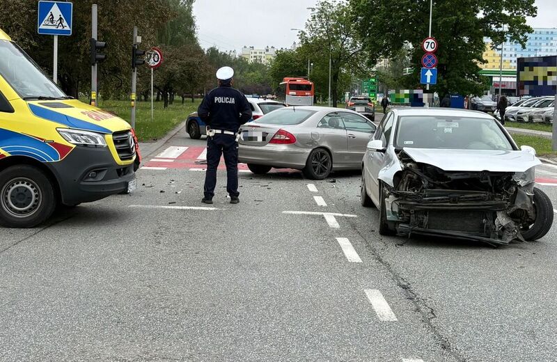 Zderzenie dwóch aut na al. Rejtana w Rzeszowie. Dwie osoby ranne