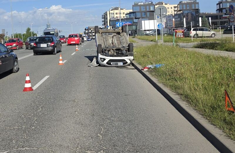 Dachowanie na ul. Niemierskiego w Rzeszowie. 1 osoba w szpitalu