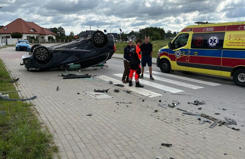 Poranny wypadek w Jasionce. Volvo dachowało, dziecko trafiło do szpitala