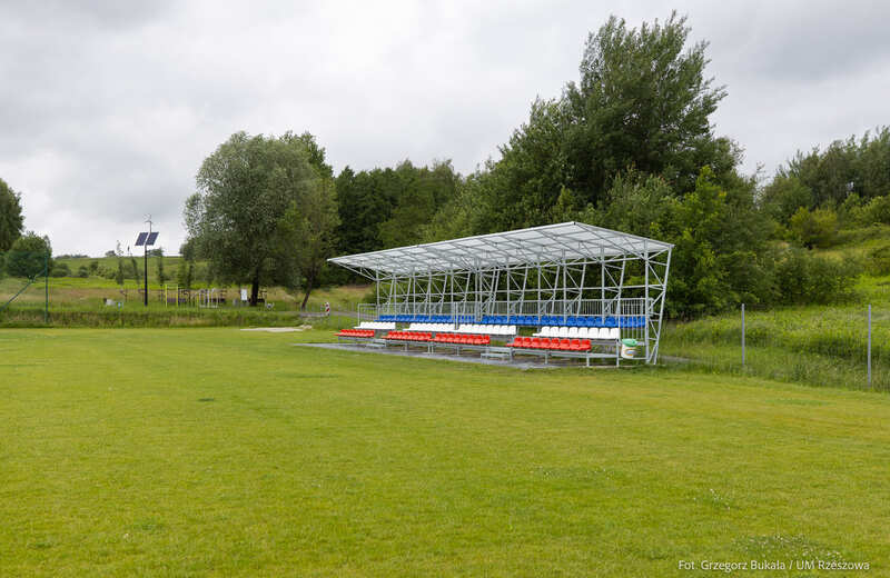 Nowe oświetlenie i tablica wyników. Inwestycja na stadionie na osiedlu Przybyszówka