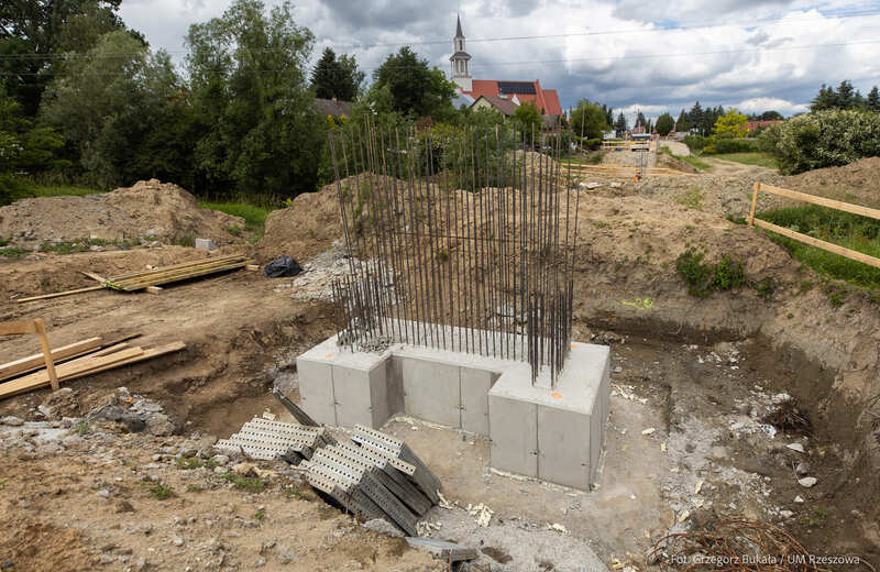 Nowa kładka połączy dwa brzegi Strugu. Co dzieje się na budowie? [ZDJĘCIA]