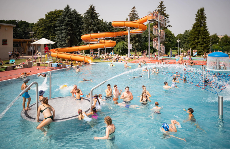 Tor przeszkód i strefa Kids Club - wakacyjne atrakcje na basenach odkrytych ROSiR