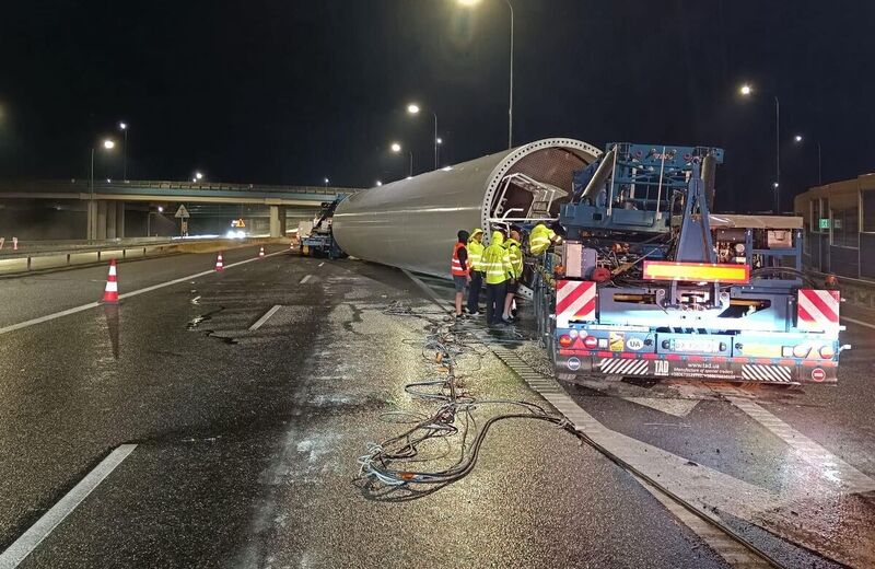 Utrudnienia na autostradzie A4 pod Rzeszowem. Z ciężarówki wypadł duży ładunek