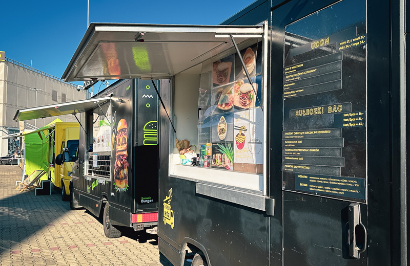 Foodtrucki zaprakowały przed galerią Nowy Świat. Rusza Street Food Festival