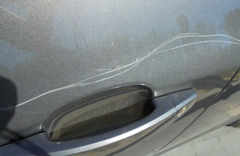 Nocami niszczył samochody na parkingach. Straty sięgają blisko 60 tys. zł