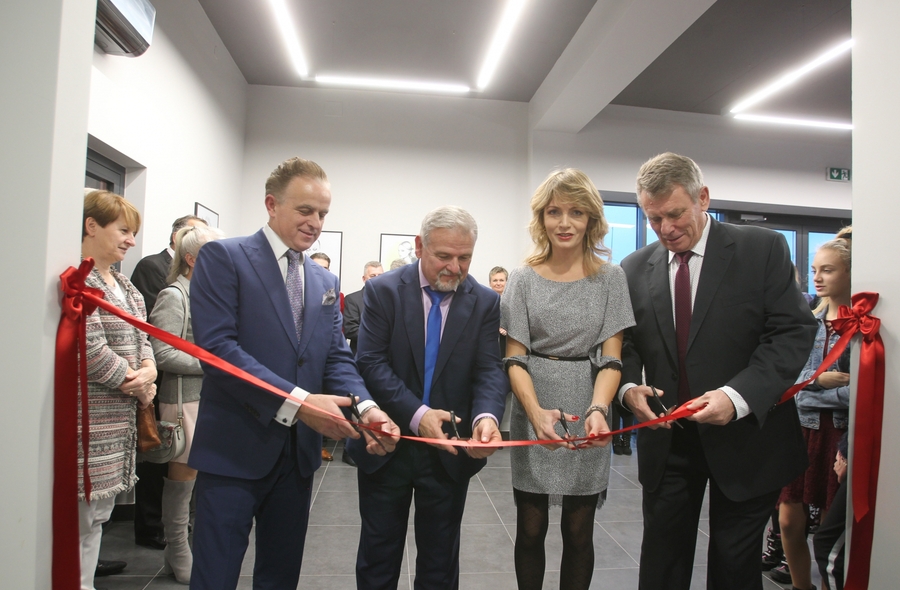 fot. Otwarcie nowej siedziby Vissavi. Na zdjęciu (od lewej): Jerzy Bieniek, dyrektor Biura Obsługi Inwestora UM w Rzeszowie, Marek Sitarz, wicestarosta rzeszowski, Agata Blok, prezes zarządu firmy, Marian Blok, współwłaściciel firmy.