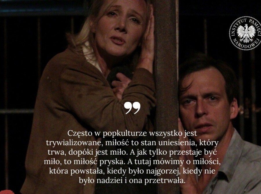 Przez ścianę