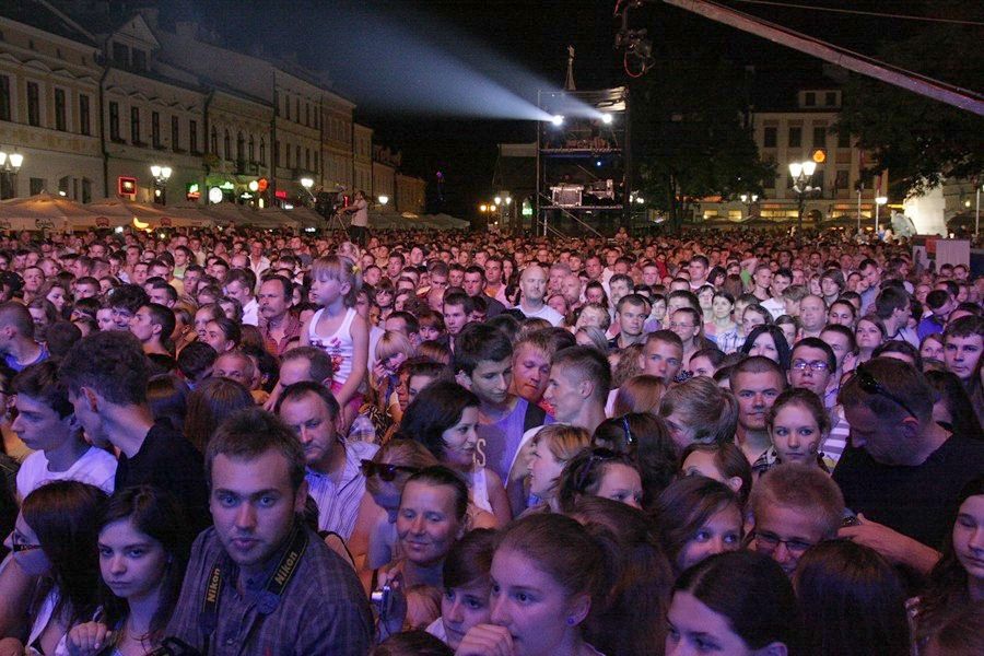 Ewa Farna na rynku w Rzeszowie