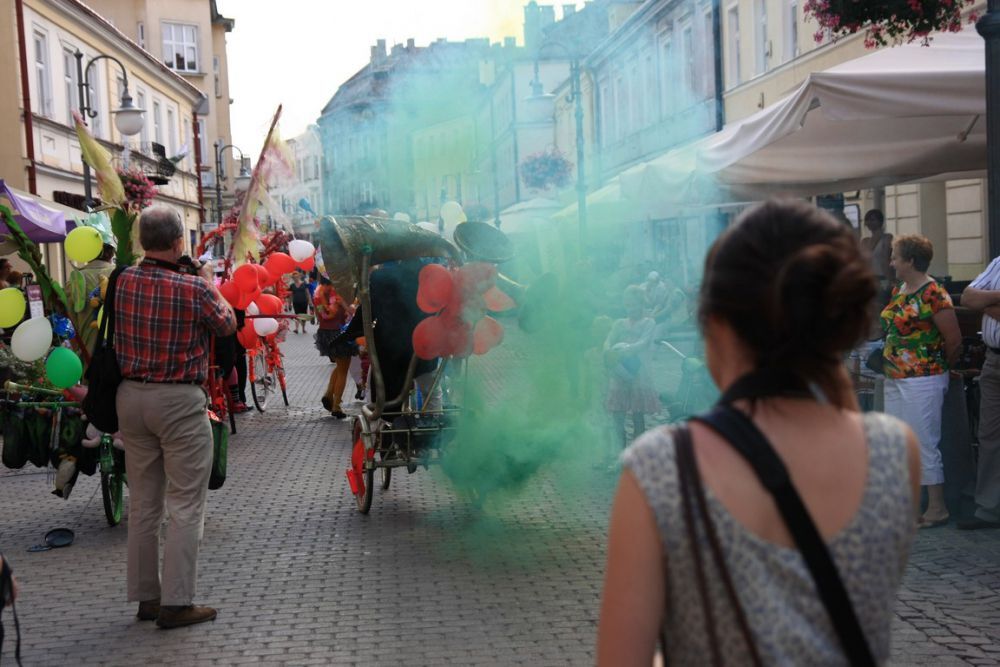 Parada uliczna Teatru Maska w Rzeszowie z okazji 80 rocznicy urodzin Jerzego Grotowskiego