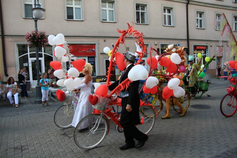 Parada uliczna Teatru Maska w Rzeszowie z okazji 80 rocznicy urodzin Jerzego Grotowskiego