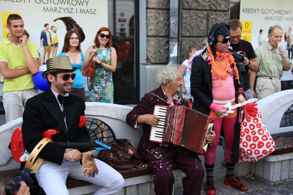 Parada uliczna Teatru Maska w Rzeszowie z okazji 80 rocznicy urodzin Jerzego Grotowskiego