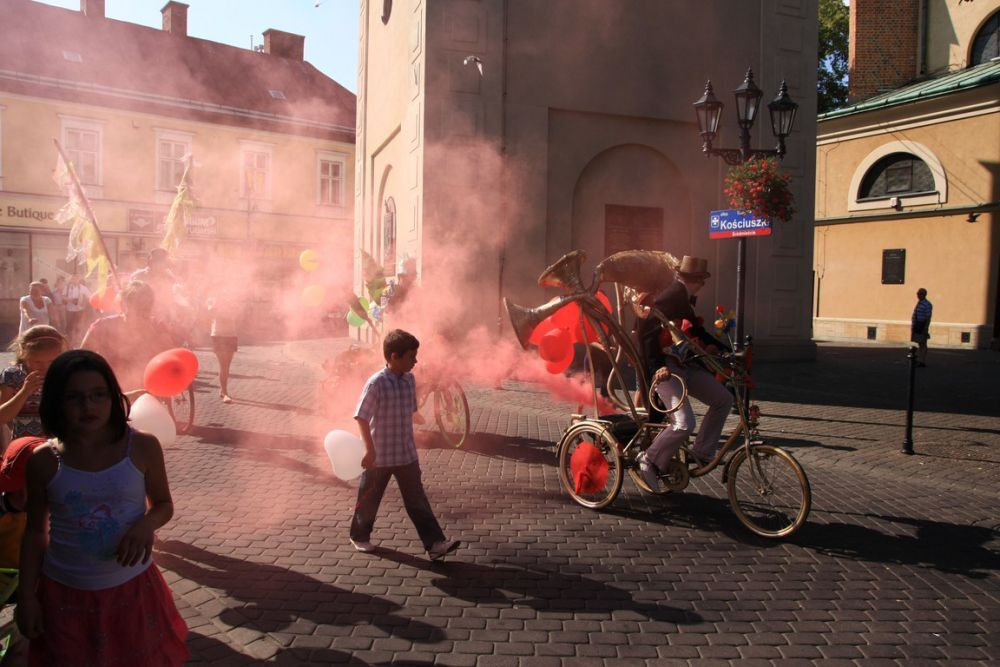 Parada uliczna Teatru Maska w Rzeszowie z okazji 80 rocznicy urodzin Jerzego Grotowskiego