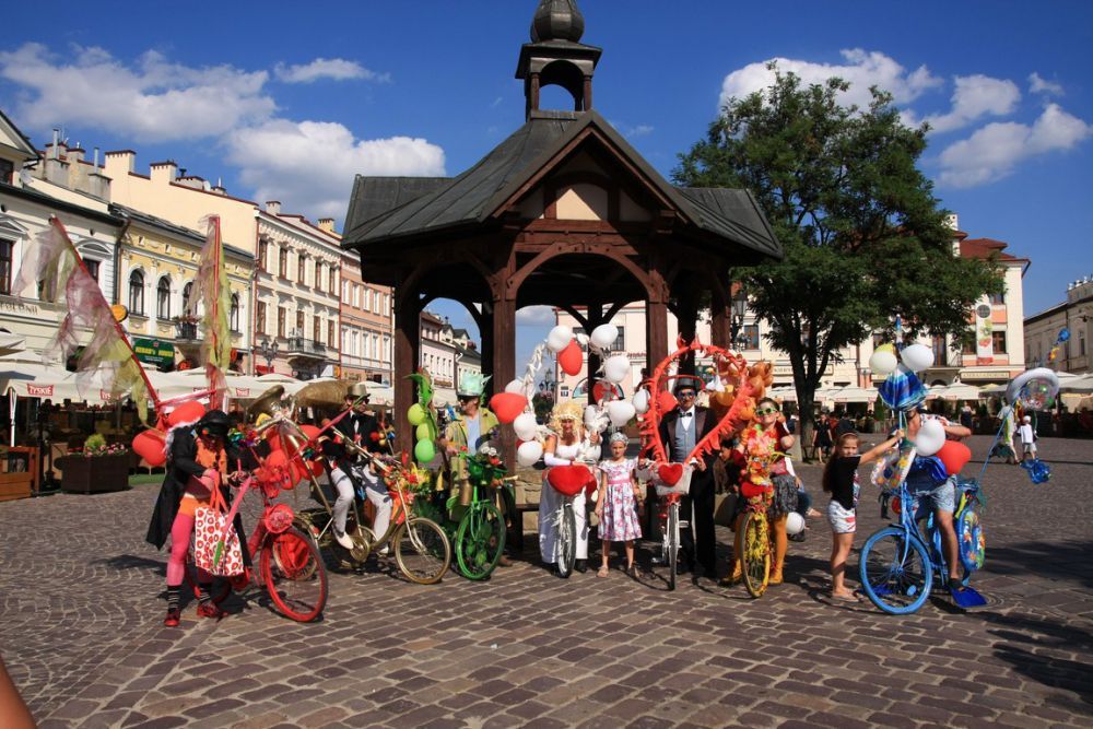 Parada uliczna Teatru Maska w Rzeszowie z okazji 80 rocznicy urodzin Jerzego Grotowskiego