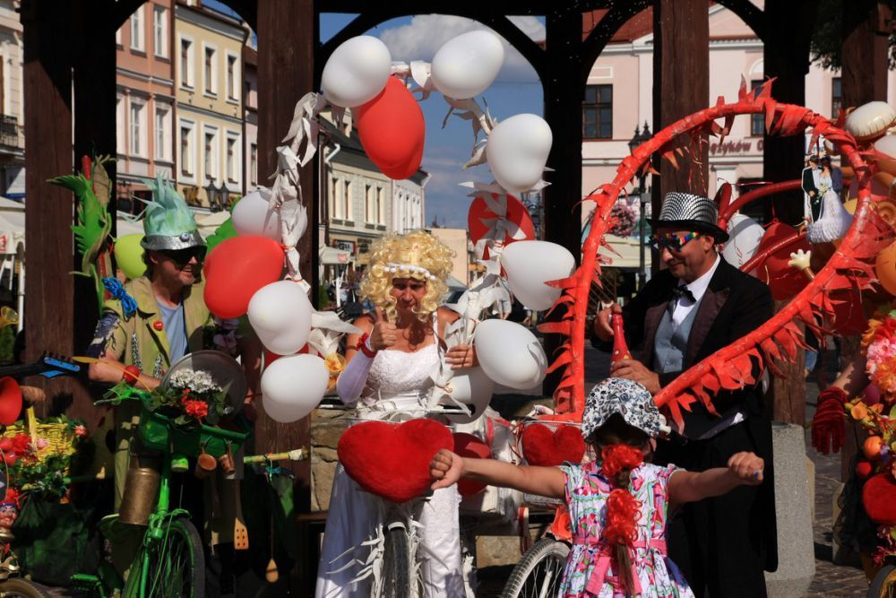 Parada uliczna Teatru Maska w Rzeszowie z okazji 80 rocznicy urodzin Jerzego Grotowskiego