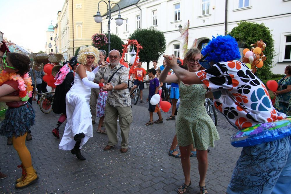 Parada uliczna Teatru Maska w Rzeszowie z okazji 80 rocznicy urodzin Jerzego Grotowskiego