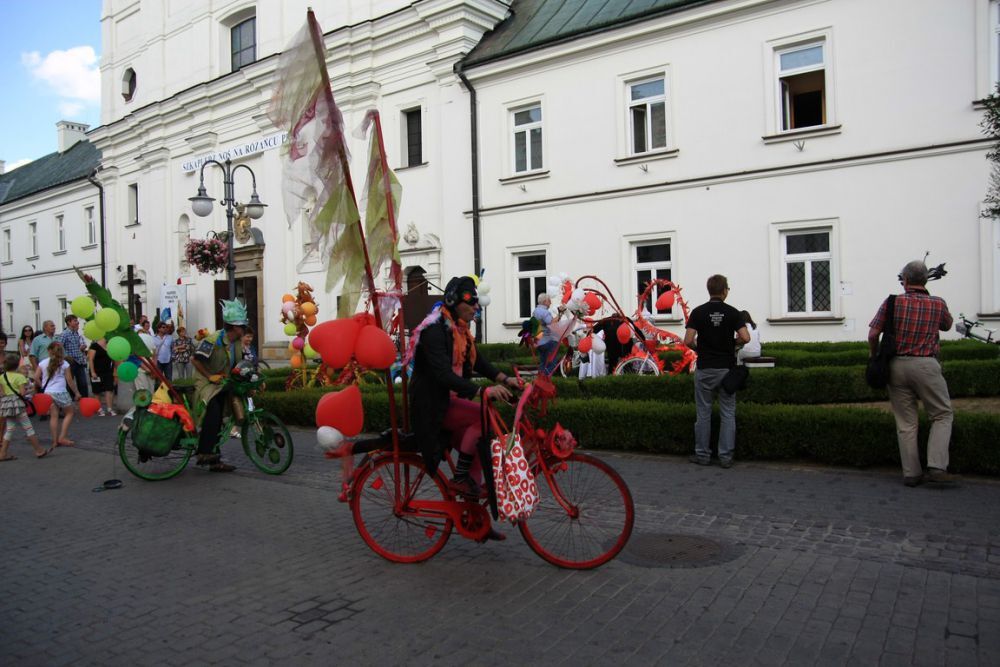 Parada uliczna Teatru Maska w Rzeszowie z okazji 80 rocznicy urodzin Jerzego Grotowskiego