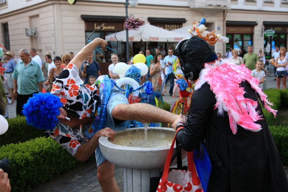 Parada uliczna Teatru Maska w Rzeszowie z okazji 80 rocznicy urodzin Jerzego Grotowskiego